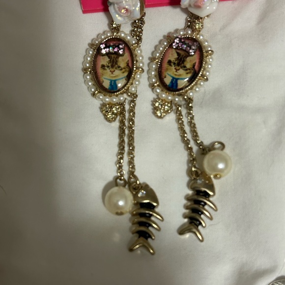 Cat dangle earrings Preowned - Picture 4 of 4